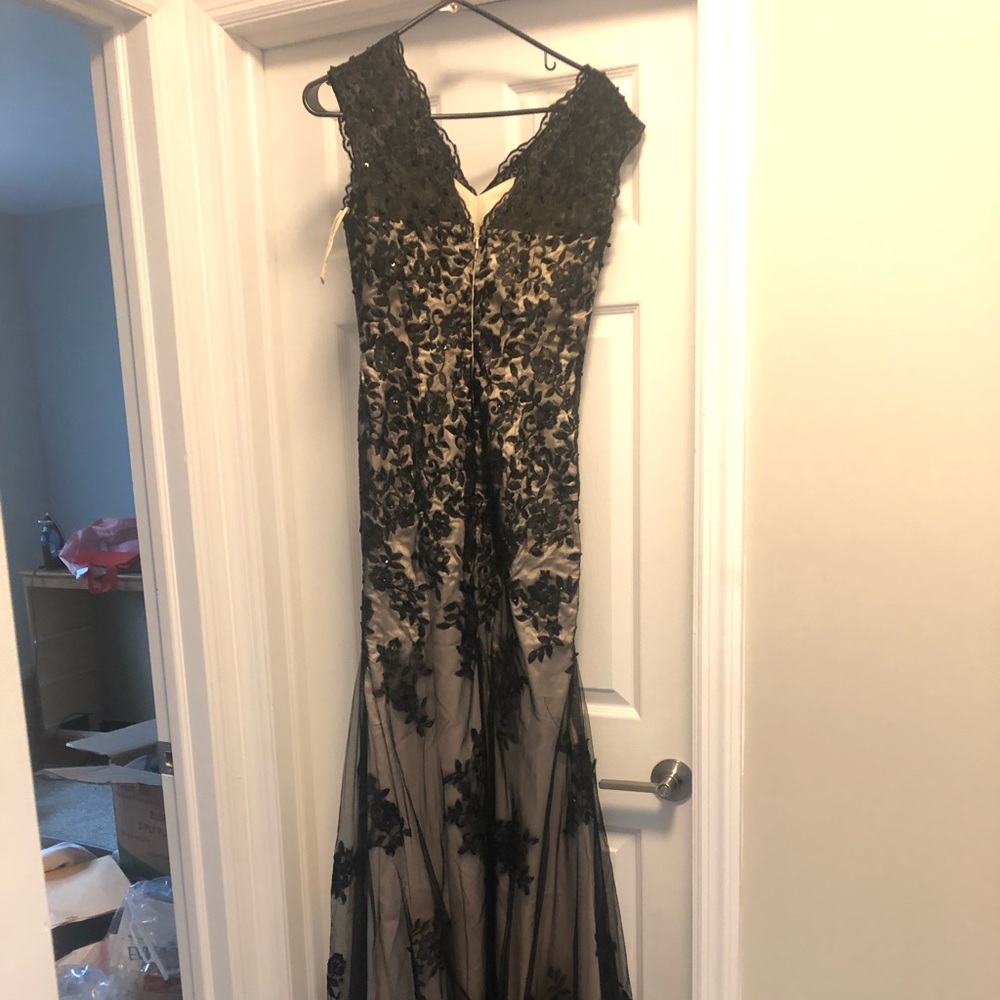 V-neck lace sleeveless sweep train mother of the bride dress